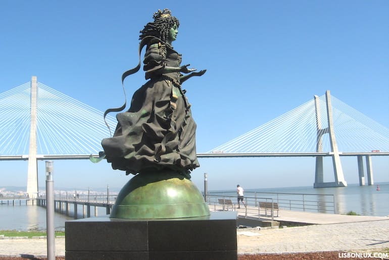Queen Catherine statue, Lisbon
